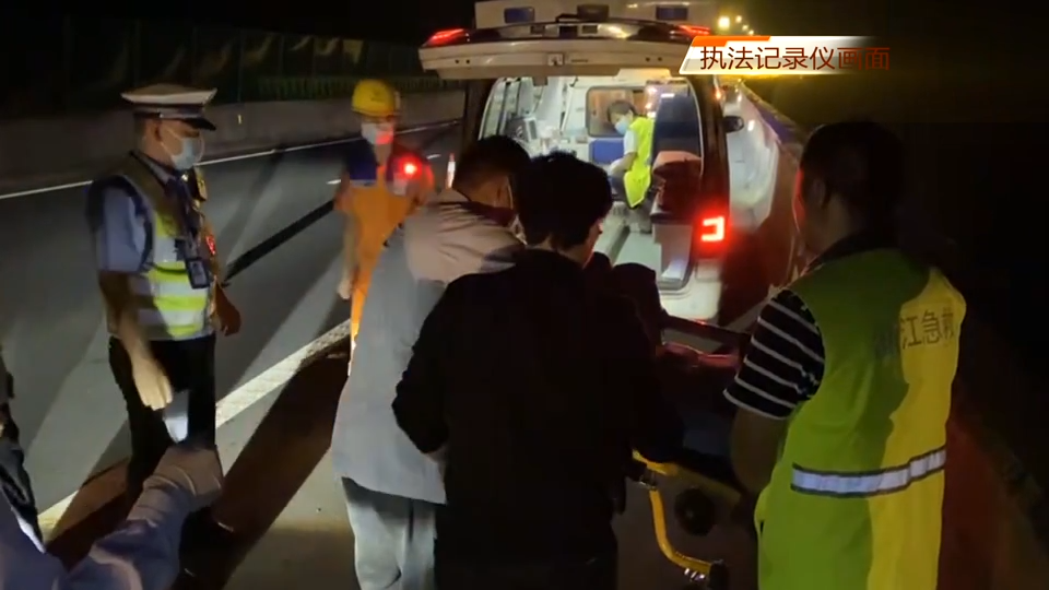 孕妇高速上分娩,医生民警搭起“临时产房”!休闲区蓝鸢梦想 - Www.slyday.coM 孕妇高速上分娩,医生民警搭起“临时产房”!休闲区蓝鸢梦想 - Www.slyday.coM