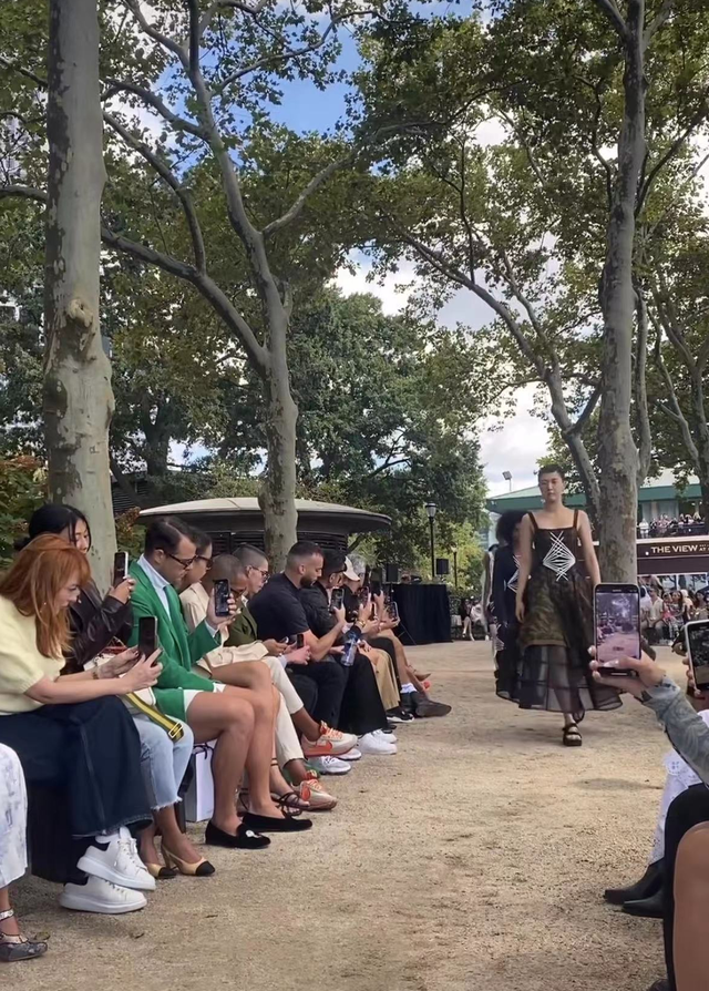 李连杰22岁长女国外生活精致,和异性合影笑容自信,高级脸像利智休闲区蓝鸢梦想 - Www.slyday.coM 李连杰22岁长女国外生活精致,和异性合影笑容自信,高级脸像利智休闲区蓝鸢梦想 - Www.slyday.coM