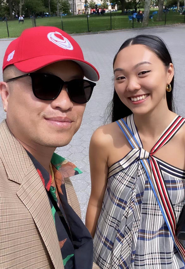 李连杰22岁长女国外生活精致,和异性合影笑容自信,高级脸像利智休闲区蓝鸢梦想 - Www.slyday.coM 李连杰22岁长女国外生活精致,和异性合影笑容自信,高级脸像利智休闲区蓝鸢梦想 - Www.slyday.coM