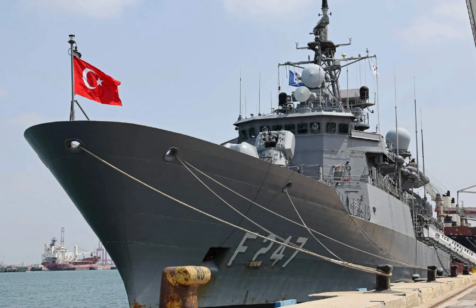 热点新闻:据路透社报道,9月3日土耳其海军"凯末尔·雷斯"号护卫舰停靠