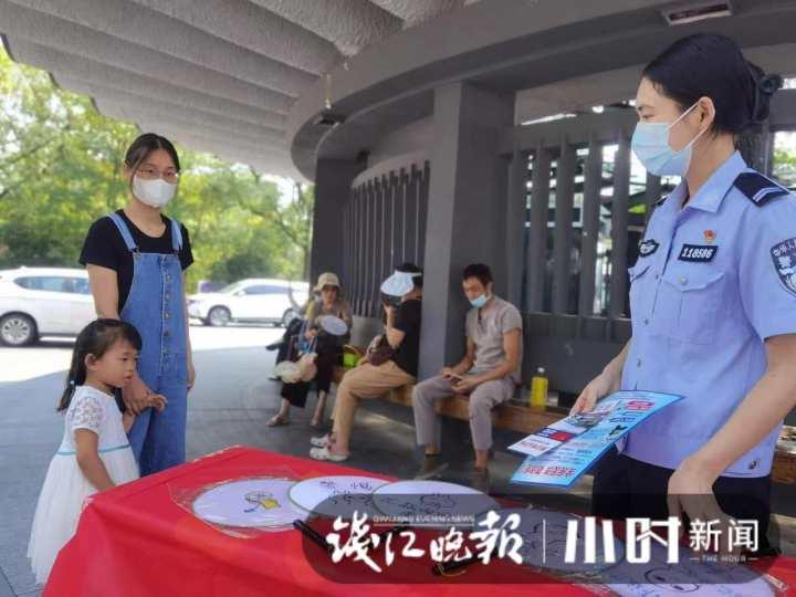 中秋节为游客送上走心的反诈礼物,杭州95后警花画画到凌晨休闲区蓝鸢梦想 - Www.slyday.coM 中秋节为游客送上走心的反诈礼物,杭州95后警花画画到凌晨休闲区蓝鸢梦想 - Www.slyday.coM