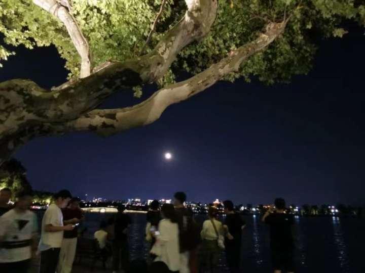 朋友圈摄影大赛卷起来了!“十五的月亮十五圆”,今晚你在哪里赏月?休闲区蓝鸢梦想 - Www.slyday.coM 朋友圈摄影大赛卷起来了!“十五的月亮十五圆”,今晚你在哪里赏月?休闲区蓝鸢梦想 - Www.slyday.coM