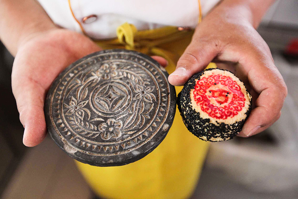 【图集】“土月饼”走红中秋市场,每一口都是儿时的味道休闲区蓝鸢梦想 - Www.slyday.coM 【图集】“土月饼”走红中秋市场,每一口都是儿时的味道休闲区蓝鸢梦想 - Www.slyday.coM