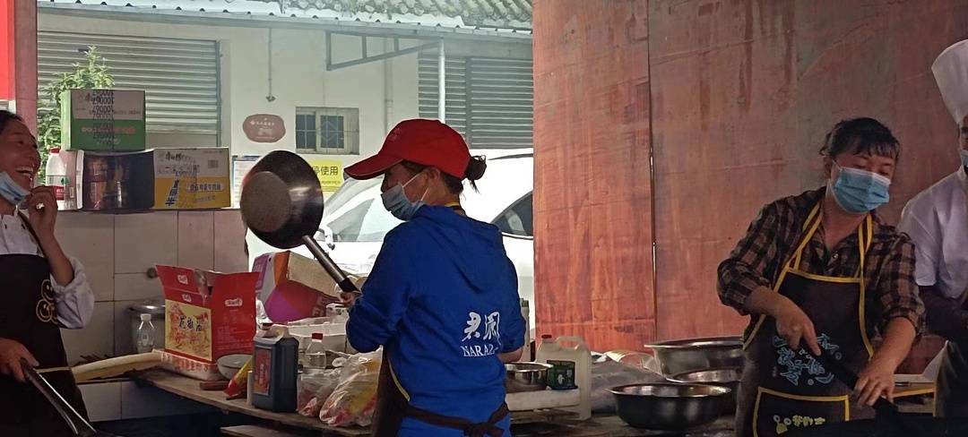 酒店大厨被困两天 下山后为500名救援队员炒菜|“9·5”泸定地震休闲区蓝鸢梦想 - Www.slyday.coM 酒店大厨被困两天 下山后为500名救援队员炒菜|“9·5”泸定地震休闲区蓝鸢梦想 - Www.slyday.coM