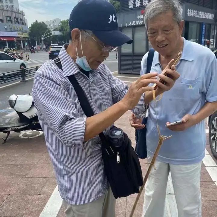 “再不见怕机会不多了”八旬老人为见同学走迷路,结局很圆满休闲区蓝鸢梦想 - Www.slyday.coM “再不见怕机会不多了”八旬老人为见同学走迷路,结局很圆满休闲区蓝鸢梦想 - Www.slyday.coM