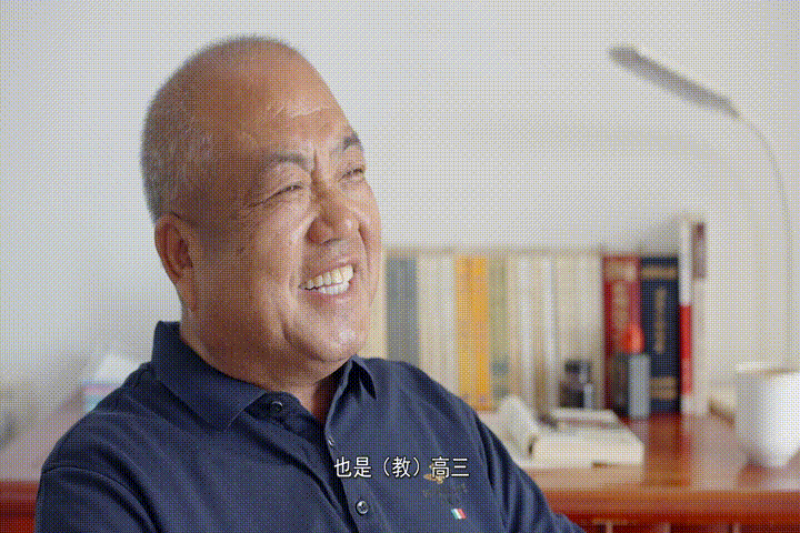 清华毕业他毅然回乡,当了34年中学老师, “再选一次,我还会当教师!”休闲区蓝鸢梦想 - Www.slyday.coM 清华毕业他毅然回乡,当了34年中学老师, “再选一次,我还会当教师!”休闲区蓝鸢梦想 - Www.slyday.coM