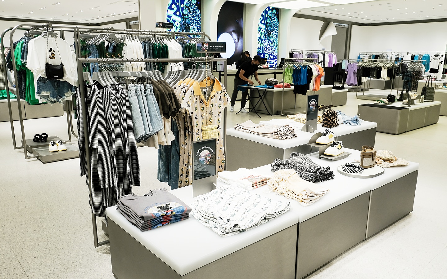 快时尚品牌逃不过抄袭指控，想做中国ZARA的UR是最新一个快时尚作品抄袭_新浪时尚_新浪网