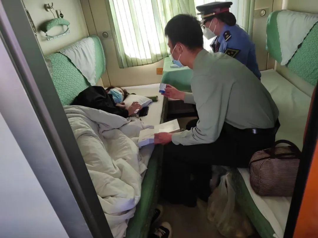 【1024·点赞】返乡路上,他们狂奔7节车厢救回一条命!休闲区蓝鸢梦想 - Www.slyday.coM 【1024·点赞】返乡路上,他们狂奔7节车厢救回一条命!休闲区蓝鸢梦想 - Www.slyday.coM