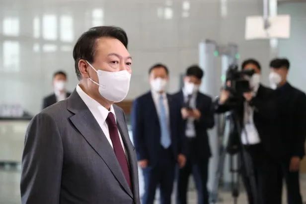 15日上午韩国总统尹锡悦答记者问  图源：韩联社