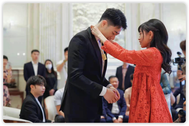 特步公主与七匹狼公子订婚,高颜值不输明星休闲区蓝鸢梦想 - Www.slyday.coM 特步公主与七匹狼公子订婚,高颜值不输明星休闲区蓝鸢梦想 - Www.slyday.coM