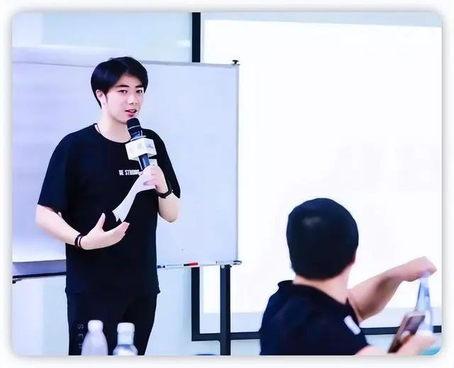 特步公主与七匹狼公子订婚,高颜值不输明星休闲区蓝鸢梦想 - Www.slyday.coM 特步公主与七匹狼公子订婚,高颜值不输明星休闲区蓝鸢梦想 - Www.slyday.coM