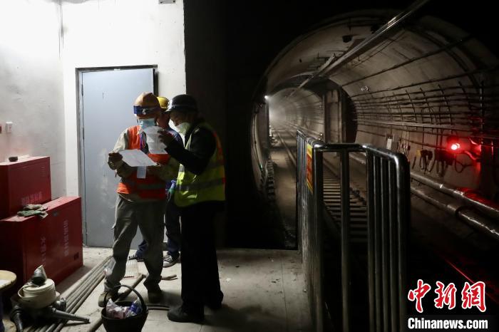 图为施工人员在北京地铁16号线富丰桥站内作业。 中新社 易海菲 摄