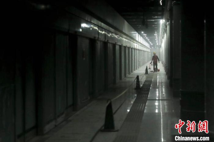 图为北京地铁16号线富丰桥站内景	。 中新社 易海菲 摄