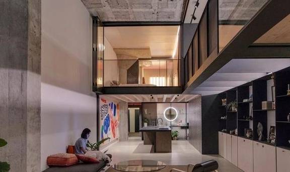 90后广州小伙买下130㎡厂房带女友住在这3年网友：也是绝了