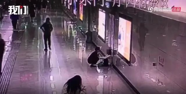 那个在商场开启狂暴模式的妈妈,为何引发全网热议?休闲区蓝鸢梦想 - Www.slyday.coM 那个在商场开启狂暴模式的妈妈,为何引发全网热议?休闲区蓝鸢梦想 - Www.slyday.coM