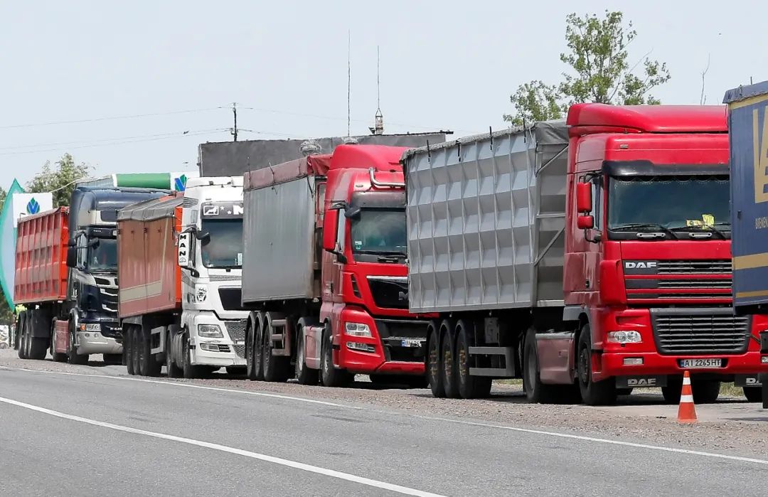 当地时间2022年6月7日，满载小麦的卡车在乌克兰和摩尔多瓦的过境点。图/IC photo