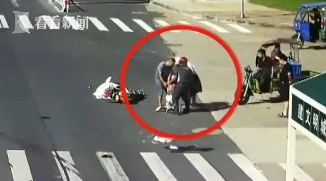 女子闯红灯被撞断7根肋骨 幸有头盔保住命休闲区蓝鸢梦想 - Www.slyday.coM 女子闯红灯被撞断7根肋骨 幸有头盔保住命休闲区蓝鸢梦想 - Www.slyday.coM