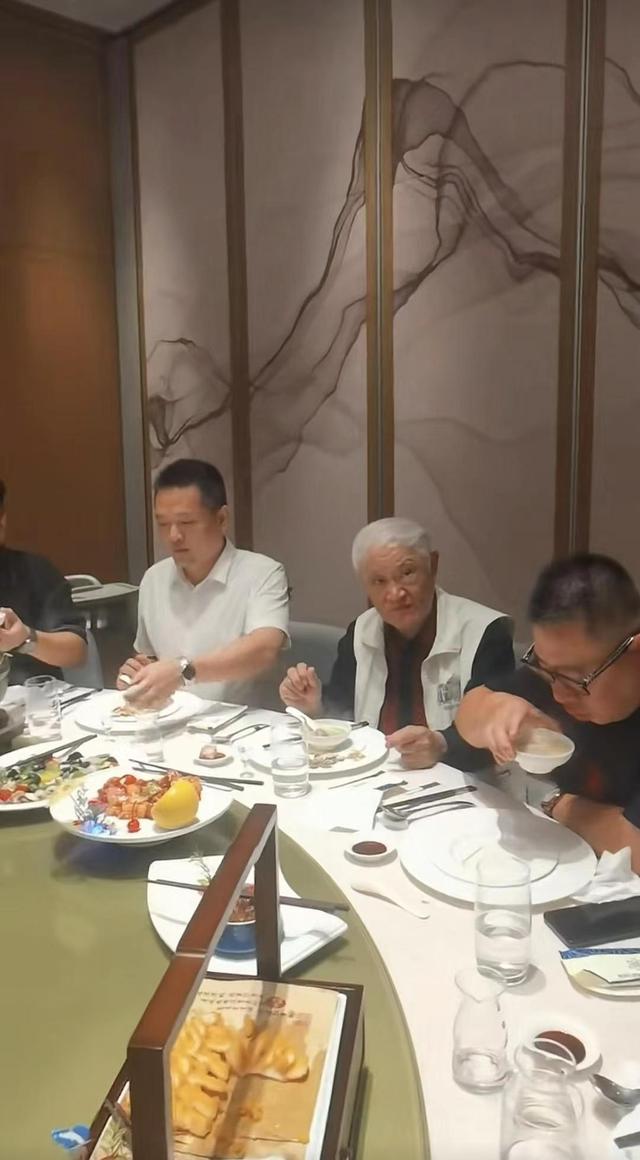 老戏骨聚会!林威晒多人同框视频,87岁牛犇罕露面状态好休闲区蓝鸢梦想 - Www.slyday.coM 老戏骨聚会!林威晒多人同框视频,87岁牛犇罕露面状态好休闲区蓝鸢梦想 - Www.slyday.coM