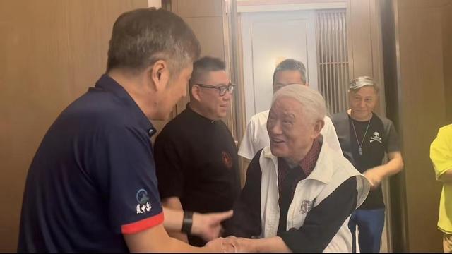 老戏骨聚会!林威晒多人同框视频,87岁牛犇罕露面状态好休闲区蓝鸢梦想 - Www.slyday.coM 老戏骨聚会!林威晒多人同框视频,87岁牛犇罕露面状态好休闲区蓝鸢梦想 - Www.slyday.coM