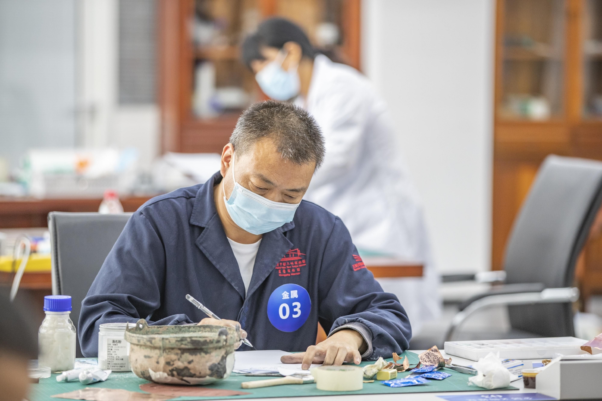 ▲9月9日，重庆举办首届文物行业职业技能比赛，参赛人员在进行金属文物修复技能比赛。图/新华社