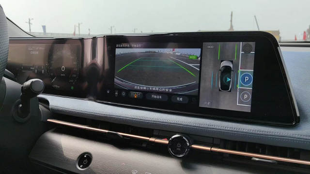 东风日产 ARYIA 垂直车位自动泊车实拍，由于车辆充电口在车头……
