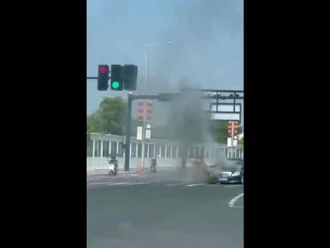 天气炎热记得定期给汽车做好养护