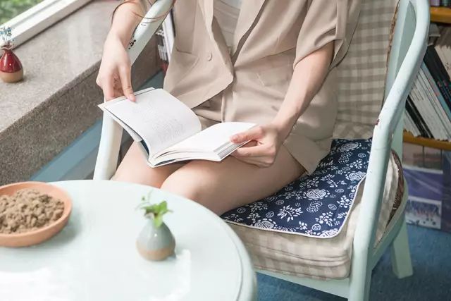 湿寒别不当回事!这个柔软舒爽的艾绒坐垫,让你“坐着”就能告别湿气!休闲区蓝鸢梦想 - Www.slyday.coM 湿寒别不当回事!这个柔软舒爽的艾绒坐垫,让你“坐着”就能告别湿气!休闲区蓝鸢梦想 - Www.slyday.coM