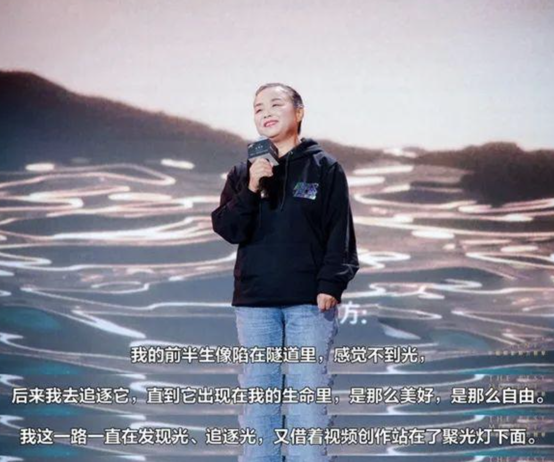 “大家好,我是苏敏,没想到我这个普通平凡的家庭主妇,还能在晚年,火一把。”