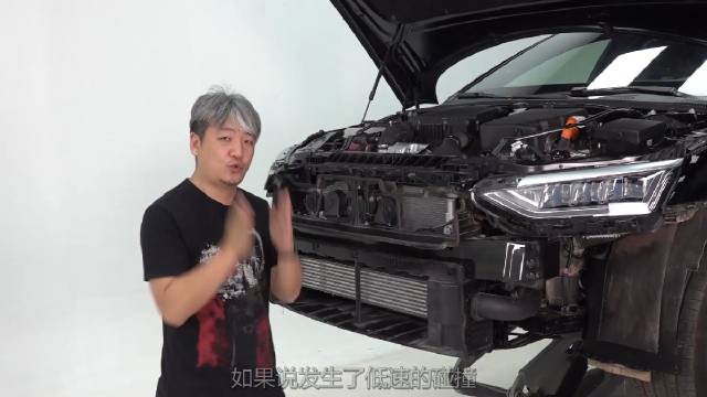 这辆比亚迪的汉DM-i的前防撞梁由汉EV的钢板升级为了铝合金……