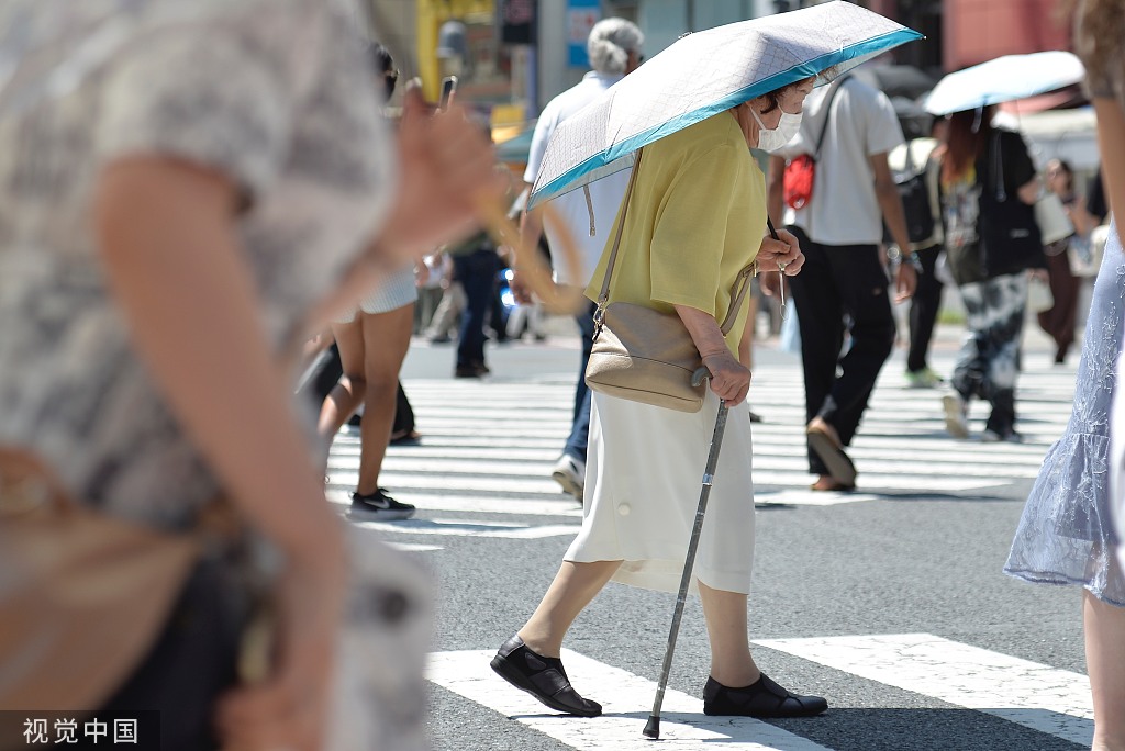 日本东京，一名老人打着伞走在街上。视觉中国 资料图