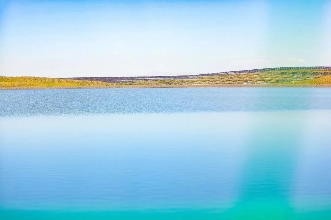 恩格贝月亮湖。图源：国家电投内蒙古公司