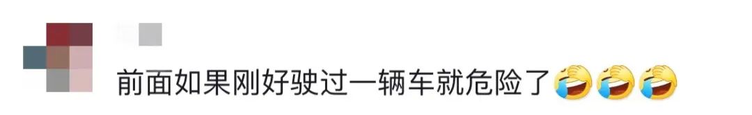 拦抱失控滑板男童的少年获见义勇为奖,男童家人送锦旗致谢休闲区蓝鸢梦想 - Www.slyday.coM 拦抱失控滑板男童的少年获见义勇为奖,男童家人送锦旗致谢休闲区蓝鸢梦想 - Www.slyday.coM