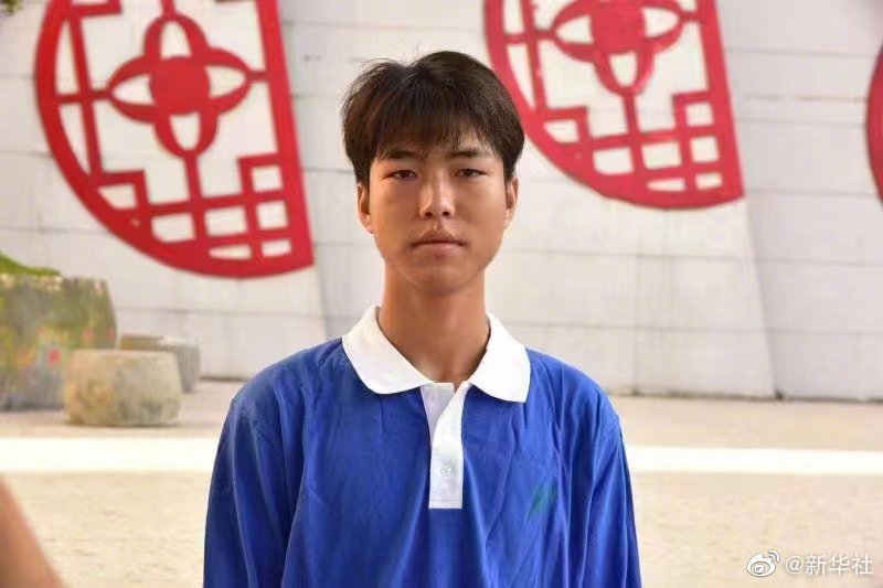 拦抱失控滑板男童的少年获见义勇为奖,男童家人送锦旗致谢休闲区蓝鸢梦想 - Www.slyday.coM 拦抱失控滑板男童的少年获见义勇为奖,男童家人送锦旗致谢休闲区蓝鸢梦想 - Www.slyday.coM