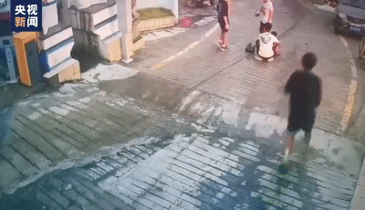 拦抱失控滑板男童的少年获见义勇为奖,男童家人送锦旗致谢休闲区蓝鸢梦想 - Www.slyday.coM 拦抱失控滑板男童的少年获见义勇为奖,男童家人送锦旗致谢休闲区蓝鸢梦想 - Www.slyday.coM