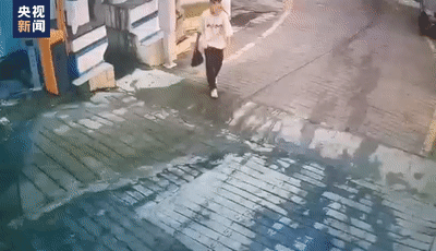 拦抱失控滑板男童的少年获见义勇为奖,男童家人送锦旗致谢休闲区蓝鸢梦想 - Www.slyday.coM 拦抱失控滑板男童的少年获见义勇为奖,男童家人送锦旗致谢休闲区蓝鸢梦想 - Www.slyday.coM