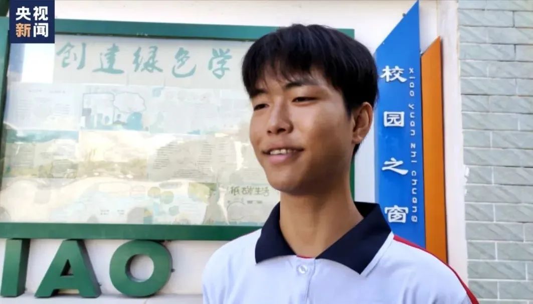 拦抱失控滑板男童的少年获见义勇为奖,男童家人送锦旗致谢休闲区蓝鸢梦想 - Www.slyday.coM 拦抱失控滑板男童的少年获见义勇为奖,男童家人送锦旗致谢休闲区蓝鸢梦想 - Www.slyday.coM