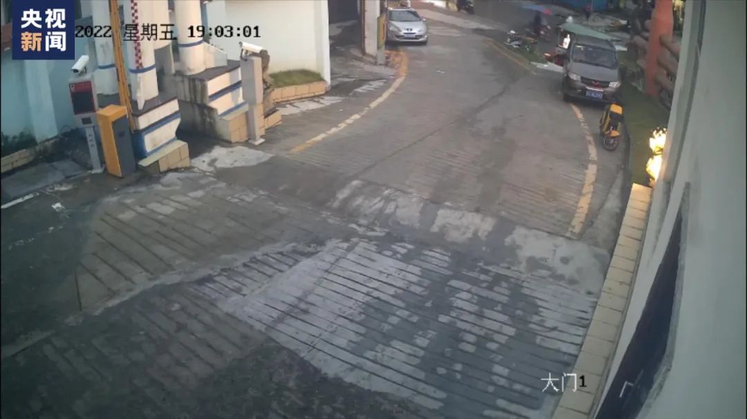 拦抱失控滑板男童的少年获见义勇为奖,男童家人送锦旗致谢休闲区蓝鸢梦想 - Www.slyday.coM 拦抱失控滑板男童的少年获见义勇为奖,男童家人送锦旗致谢休闲区蓝鸢梦想 - Www.slyday.coM