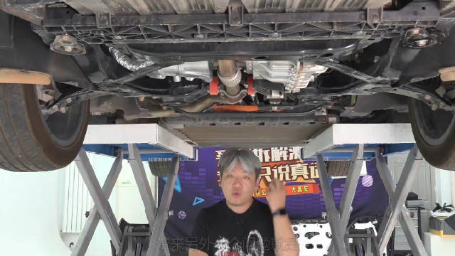 这辆比亚迪汉DM-i的底盘结构，依旧与之前的汉EV类似……