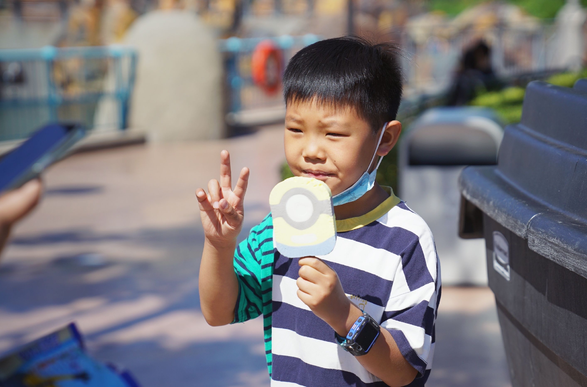 9月20日，北京环球度假区，一位小男孩拿着小黄人冰淇淋留影。