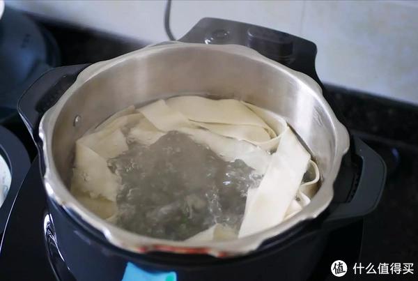 陕西油泼扯面——面食界低调的王者休闲区蓝鸢梦想 - Www.slyday.coM 陕西油泼扯面——面食界低调的王者休闲区蓝鸢梦想 - Www.slyday.coM