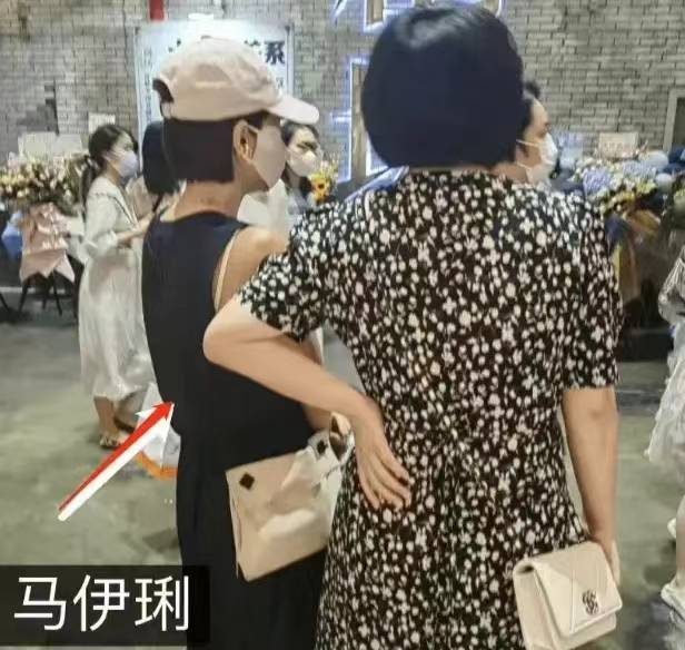 文章新戏《十三角关系》首演,观众竟发现马伊琍来看戏休闲区蓝鸢梦想 - Www.slyday.coM 文章新戏《十三角关系》首演,观众竟发现马伊琍来看戏休闲区蓝鸢梦想 - Www.slyday.coM