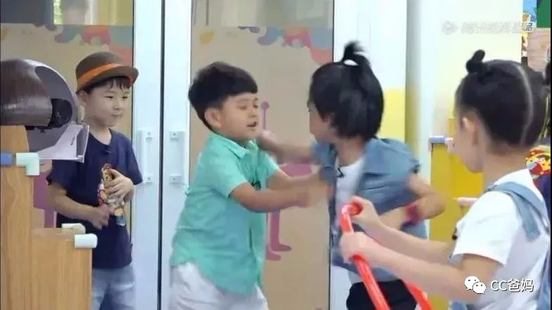 幼儿园高清录像告诉你,什么样的孩子容易受排挤,原来我们都想错了休闲区蓝鸢梦想 - Www.slyday.coM 幼儿园高清录像告诉你,什么样的孩子容易受排挤,原来我们都想错了休闲区蓝鸢梦想 - Www.slyday.coM