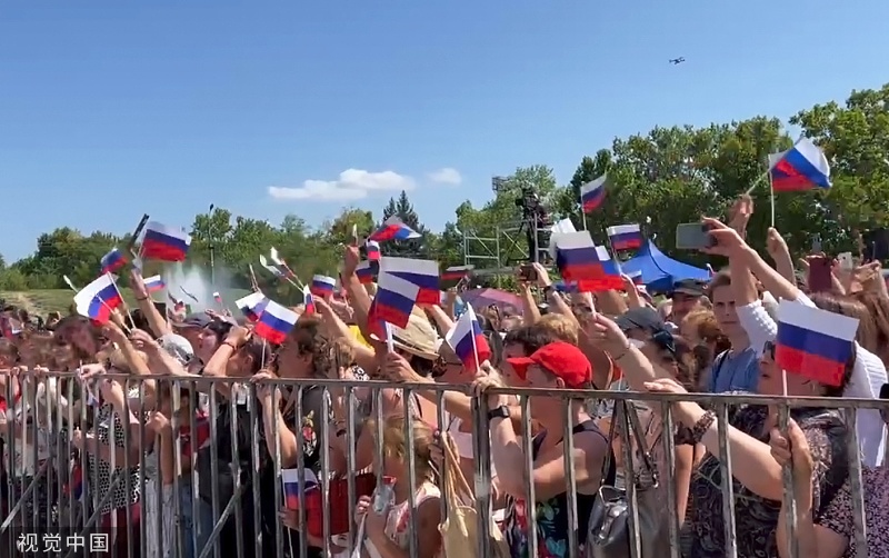 （视频截图）当地时间2022年8月21日，乌克兰赫尔松，俄罗斯公民在庆祝俄罗斯国旗日的同时，还欣赏了一场由众多著名俄罗斯艺术家参加的节日表演。视觉中国 图