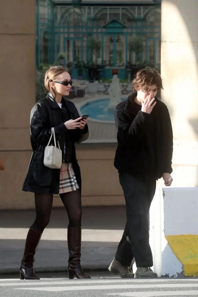 我们迷恋Lemaire、The Row、old CELINE,迷恋的是一种叫做“日常高级感”的风格休闲区蓝鸢梦想 - Www.slyday.coM 我们迷恋Lemaire、The Row、old CELINE,迷恋的是一种叫做“日常高级感”的风格休闲区蓝鸢梦想 - Www.slyday.coM