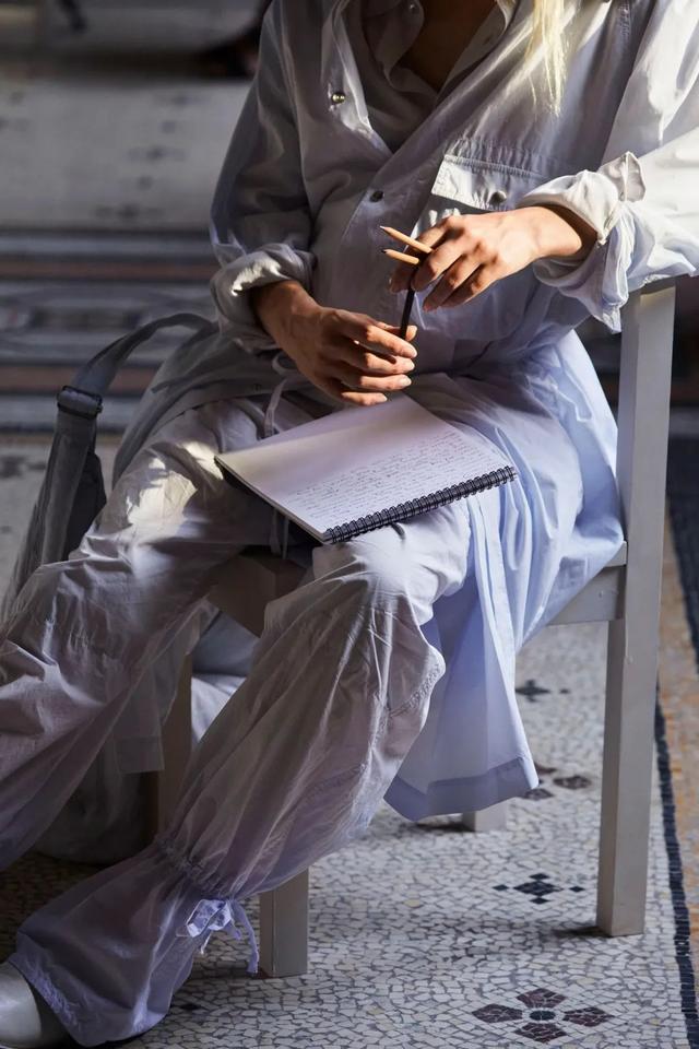 我们迷恋Lemaire、The Row、old CELINE,迷恋的是一种叫做“日常高级感”的风格休闲区蓝鸢梦想 - Www.slyday.coM 我们迷恋Lemaire、The Row、old CELINE,迷恋的是一种叫做“日常高级感”的风格休闲区蓝鸢梦想 - Www.slyday.coM