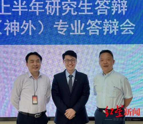 何世豪(中)和他的硕导王嵘教授(左)、博导赵元立教授(右)