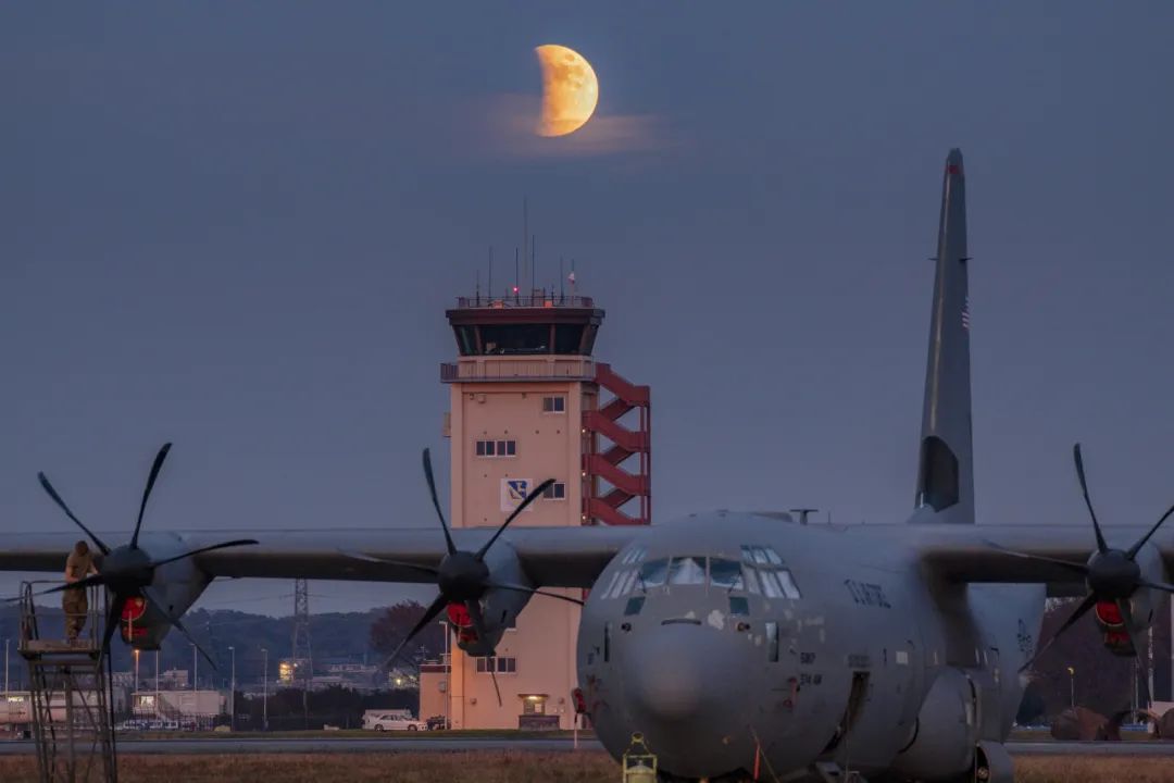 ▲日本横田空军基地内的C-130J超级大力神运输机。图/IC photo