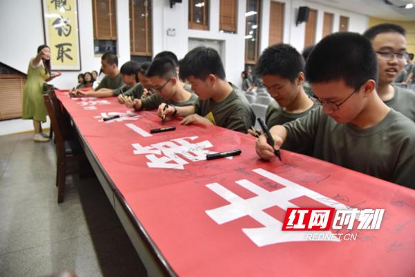 醴陵法院:院长讲法进校园 扣好人生第一粒“法治纽扣”休闲区蓝鸢梦想 - Www.slyday.coM 醴陵法院:院长讲法进校园 扣好人生第一粒“法治纽扣”休闲区蓝鸢梦想 - Www.slyday.coM