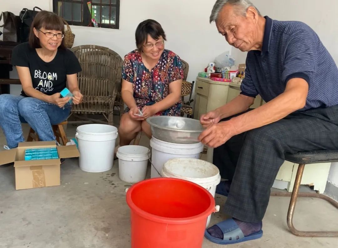 曾丽娟,曾慧娟姐妹俩带父亲分拣隐形眼镜盒,做认知训练,以延缓病情.