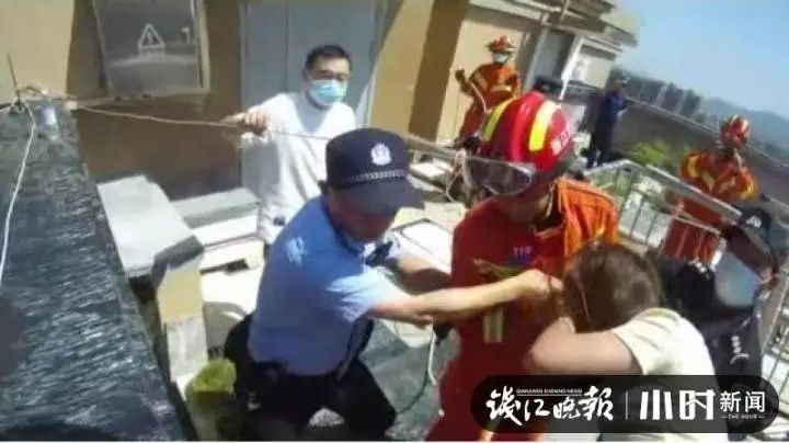 杭州女子抱膝坐在18楼天台边缘,接下去一幕太惊心动魄休闲区蓝鸢梦想 - Www.slyday.coM 杭州女子抱膝坐在18楼天台边缘,接下去一幕太惊心动魄休闲区蓝鸢梦想 - Www.slyday.coM